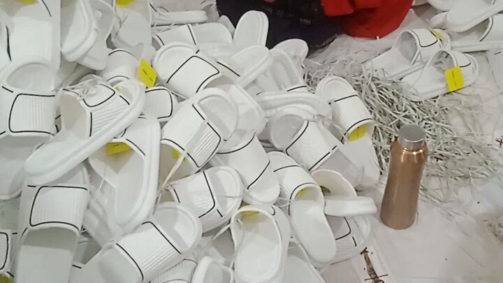 Delhi Me Ladies Bahut Mehnat Karti HainDin Bhar Baith Ke Slipper Ka KaamSalute Hai Inki Mehnat Ko