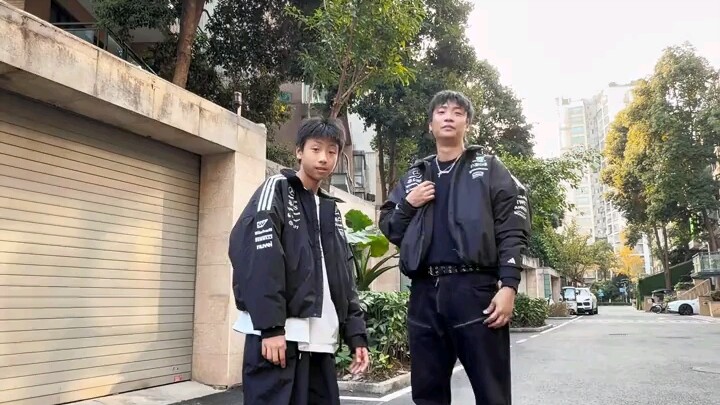 Hahaha, hai anh em giống nhau quá, xem đến cuối mới thấy bùng nổ! Cảm ơn mọi người!