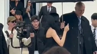 حارس شخصي: لا يبتسم عادةً، إلا إذا لم يستطع التوقف! الأخ الأكبر الذي أُعجب تمامًا بجمال ورقة تشي سو.