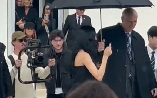 Bodyguard: Usually doesn't smile, unless he can't help it! A big brother completely charmed by Zhixi