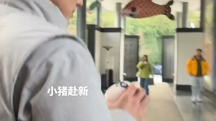 Chăm fan thì phải là nghệ sĩ “lão làng”! Nghệ sĩ “lão làng” chúng ta vừa chiều fan lại còn hài hước 