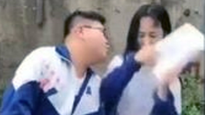 Adik laki-laki: Seorang sosialita memang harus memainkan ini!