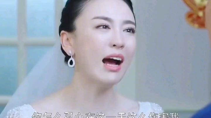 Trong lễ cưới, mẹ vợ đòi thêm năm trăm nghìn, thế là chú rể liền dắt luôn cô phù dâu bỏ đi