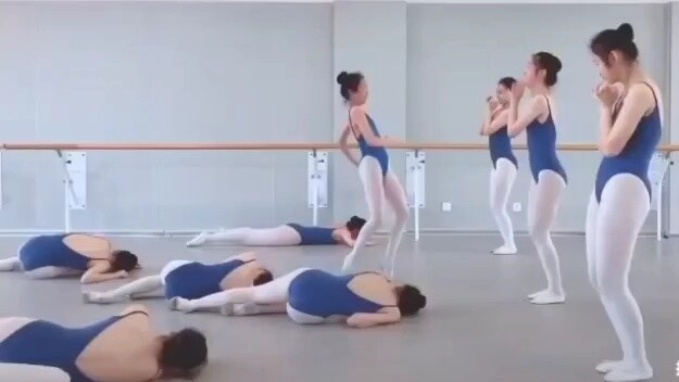 Các cô gái múa ba lê chơi Plants vs. Zombies phiên bản live-action