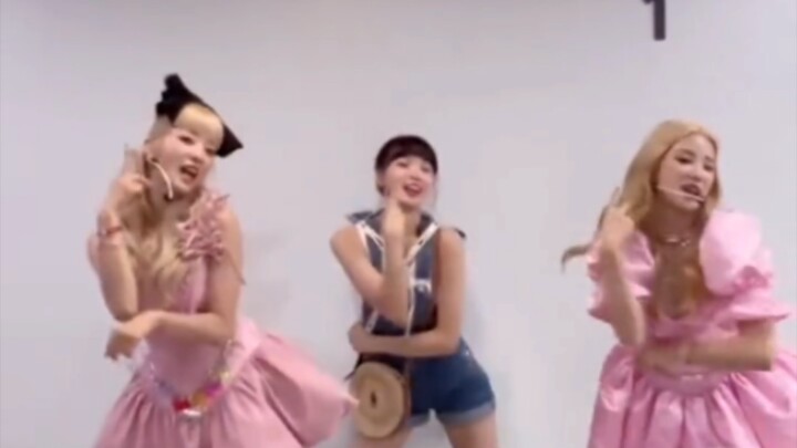 CHOBOM (Chulung & Pume) × LE SSERAFIM (Kim Chae-won) "Copycat" Dance Challenge