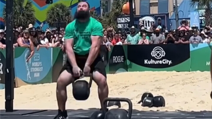 Lomba lempar bola besi, serem banget kalau kena kepala!