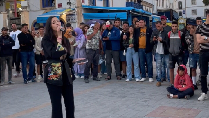 Aku nyanyi lagu Mandarin di jalanan Maroko sampai bikin heboh, banyak orang berhenti buat nonton!