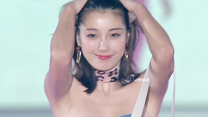 Một quý cô chín chắn với làn da rám nắng cổ điển, toàn thân toát lên vẻ quyến rũ và tao nhã.