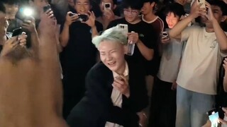 王扁在演唱会场外跳起来了（青春试炼手册）