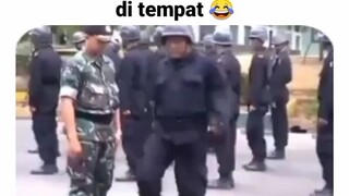 udah mendarah daging gaya jalan nya😁😁😁😁