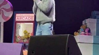 EXO KAI DANCING TO NEW JEANS "HYPE BOY"