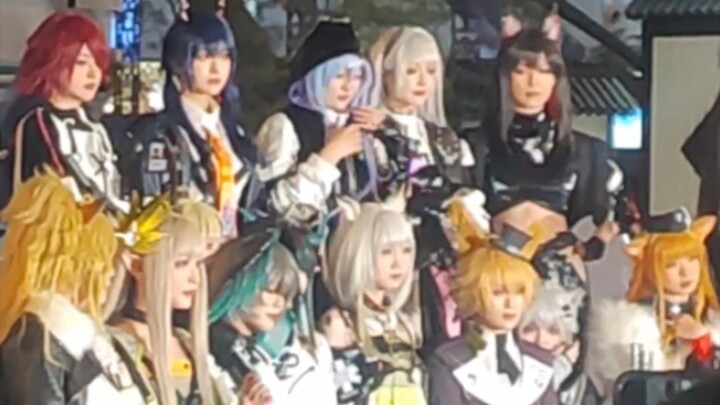 Foto grup cosplay resmi Arknights pada hari terakhir karnaval