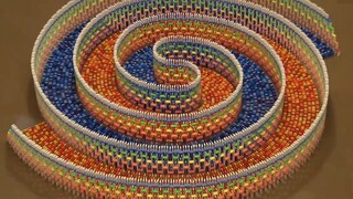 Spiral Rangkap Tiga yang Menakjubkan dari 15.000 Domino