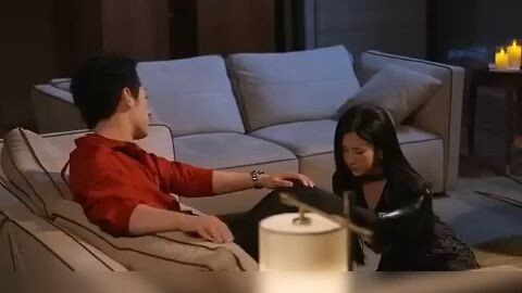 CEO_yang_arogan_ditakuti_semua_orang,_tapi_gadis_ini_membuatnya_tunduk_pada_cinta!(480p)