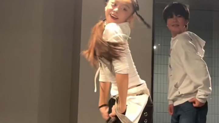 So talented! An 11-year-old Japanese girl with 4 years of dance experience covers ALLDAY PROJECT's "