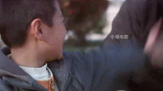 Bocah laki-laki pergi ke kota mencari ayahnya, siapa sangka berjualan semir sepatu di pinggir jalan 