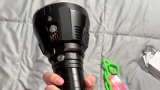 Sử dụng đèn pin sáng nhất thế giới để thực hiện hai thí nghiệm nhỏ, thực sự "mở mang tầm mắt"