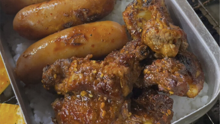 Củ cải nướng, xúc xích nướng, cơm sườn – tan làm đói quá, chẳng biết ăn gì nữa, thôi cứ tạm ăn chút 