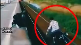 من حسن الحظ بين كل الحظوظ الـ4️⃣☛ الشاب المفعم بالحيوية يخاطر بحياته من أجل التقاط الصور