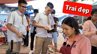 Cận cảnh bộ tứ học sinh đẹp trai mua Bánh tráng trộn DIVA Cát Thy