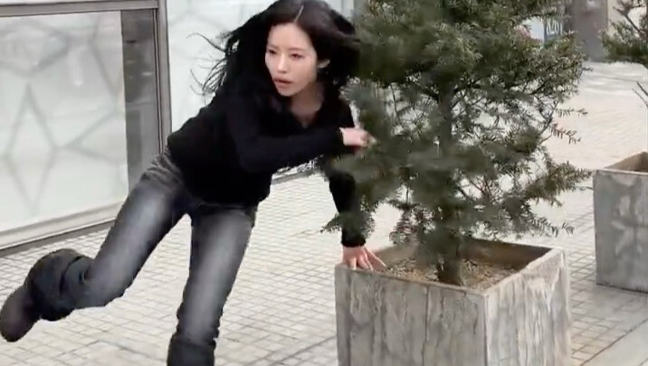 Thành viên fromis_9 nổi đình nổi đám trên mạng nhờ bắt chước parkour, đúng là phải chơi “ảo tung chả