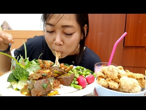 กินขนมจีนค่ะน้ำยาป่าตีนไก่กากหมูกรอบๆผักเยอะๆเลยค่ะ