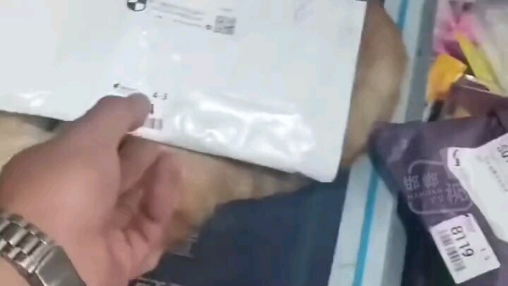 เจ้าเหมียวตัวน้อย “ยึดครอง” เครื่องสแกนรหัสพัสดุ สุดขี้เกียจไม่ยอมขยับไปไหน!