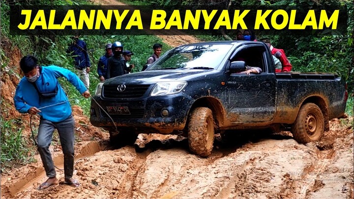 Jalan ekstrim di Sulawesi Tenggara I Hanya Mobil Hilux yang bisa lewat.