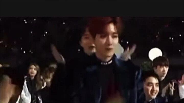 ผู้กำกับการถ่ายทอดสดนี่รู้รหัสมนต์แห่งความนิยมดี รู้ใจคนดู ถ้าเวทีเงียบไปจะทำยังไง? ผู้กำกับ: ตัดไป 