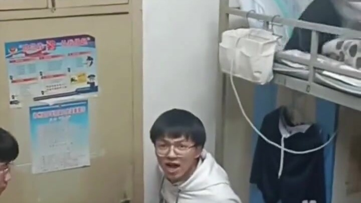 Tengah malam enggak tidur, malah datang ke asrama orang lain buat main game, bahkan nggak mau lampu 