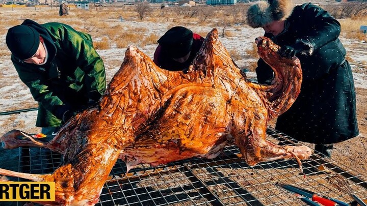 Cả lạc đà cũng bị “nóng trong”! Cảnh nướng thịt mãnh liệt tại Lễ hội Gobi mùa đông ở Mông Cổ