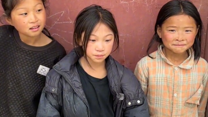 لم يعُد والدتها ولا شقيقها معها، فتعيش مثل أمّها مع ابنة أخيها وشقيقتها الصغيرة.