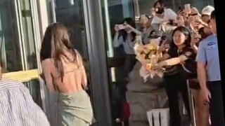 Reba mengenakan gaun backless yang lebih keren. Dia menyukai betapa memberontaknya bayiku, dan Xiao 