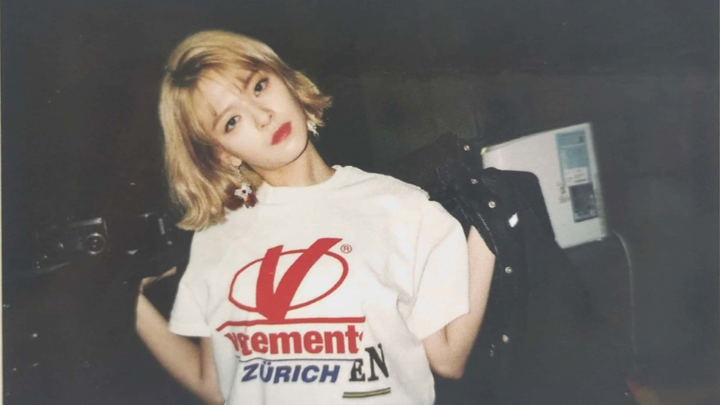 “2 thẻ thì thôi đi” “Sao cô ấy xấu thế, thẻ dán lên còn không dính nổi” Nhưng thực ra cô ấy rất đẹp,