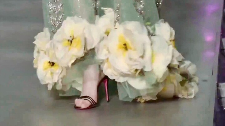 انظر بسرعة! زهور تتفتح على حافة التنورة