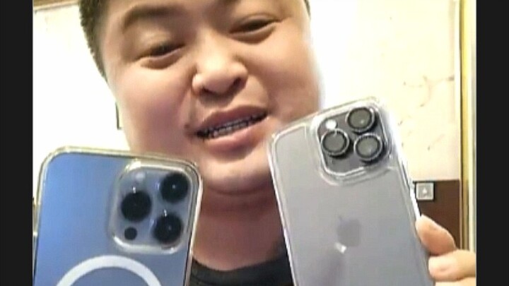 ลี่ลี่มือซ้ายถือ iPhone 14 มือขวาถือ iPhone 13 แล้วก็รีบมาอวดให้ทุกคนในครอบครัวดูกันแบบจัดเต็มเลย!