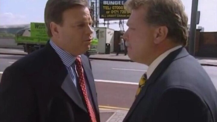 วิธีเดินสวนทางกับคนบนท้องถนนอย่างไรให้ราบรื่น