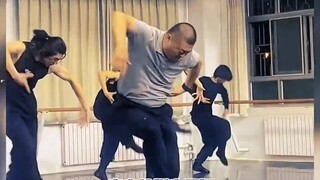音乐一响全场就属他最蒙古，大学老师竞这么有实力，建议家长多让孩子看看这本从小规划大学，提前规划【已售6.8万】