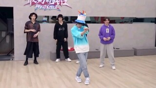 ใกล้จะถึงเดือนธันวาคมแล้ว ฉันยังได้เห็นหนุ่มสาวเต้นเพลง We Rock อีกครั้ง แถมยังเป็นการเต้นโดย "ราชาแ