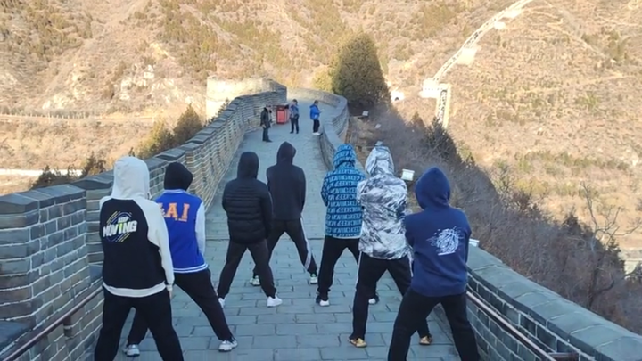 «شمس الغروب على سور الصين العظيم لا تغيب، ikun يرافقك حتى الشيخوخة»