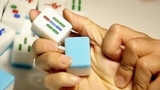 手心里藏了一张牌，男子打麻将偷天换日，没想到被逮个正着