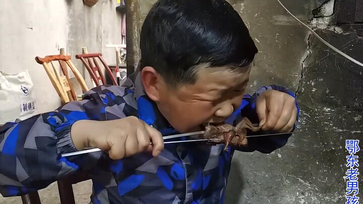 老男孩又年长1岁，亲自做大烧烤，侄女吃了直抹嘴