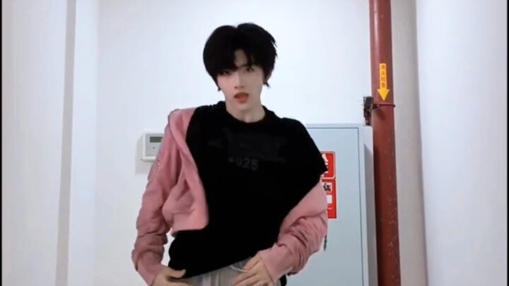 هذا حقًا أيقونة شاملة! تشانغ هانروي يرقص رقصته الخاصة لأغنية «Chanel» ببراعة وكاريزما لا تُقاوَم!