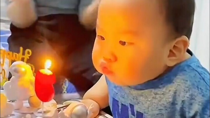 เด็กน้อย👶ที่ไม่รู้อะไรเลยเกี่ยวกับพลังแห่งเทียนไข