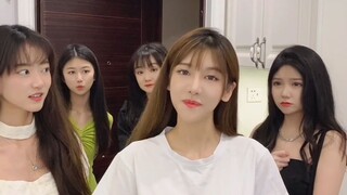 حدث مُبالغ فيه جدًا، لقد جاء بالفعل ستة أشخاص إلى المنزل، حتى الأريكة تكاد لا تتسع للمزيد!