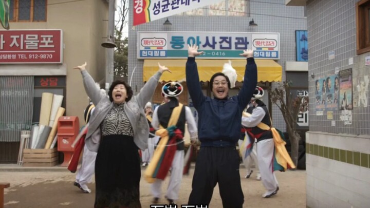 يُقال إن هذه الرقصة يتقنها الجميع في حي سونغ مون دونغ، يا له من شيء رائع!