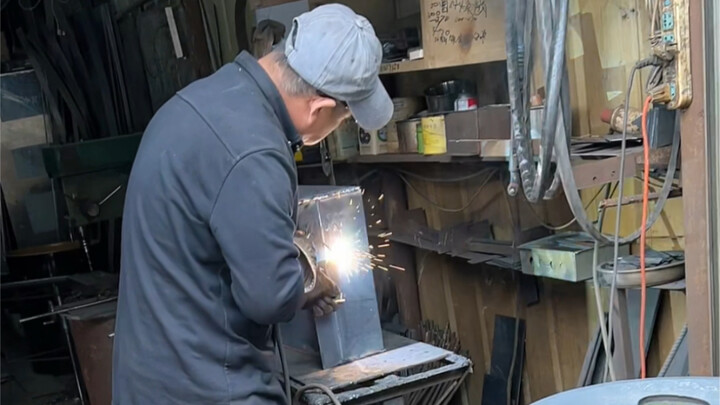 A secondhand market with a unique charm!