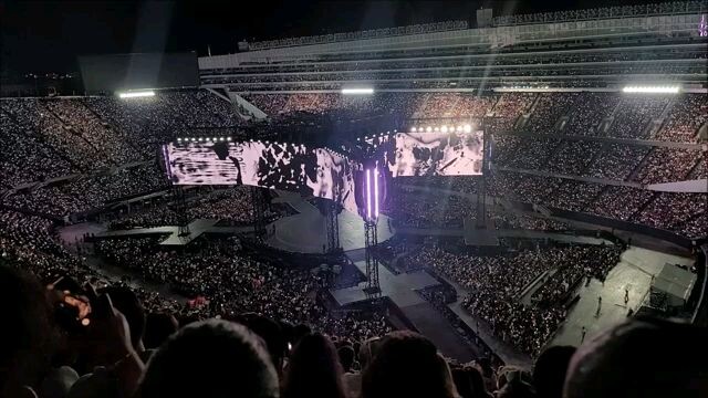bts would tour arirang in Chicago day 2