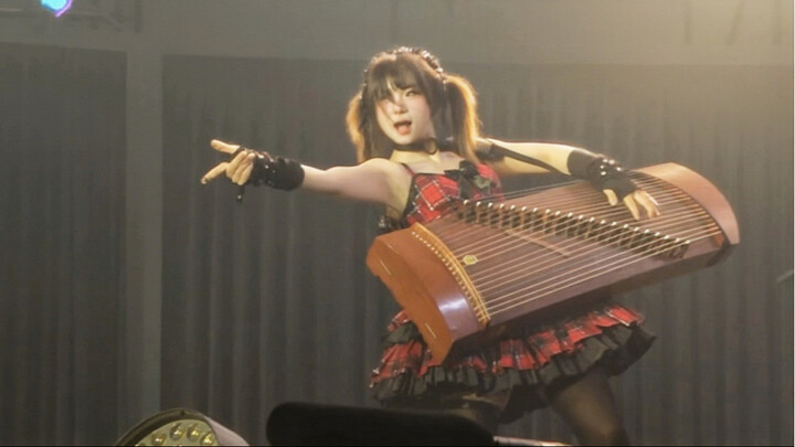 I woke up too fast! I saw the guzheng stand-in performer playing “Golden Wind Execution Melody” at t