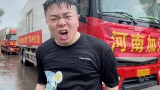 网红发威了，叫来五辆卡车支援河南！
